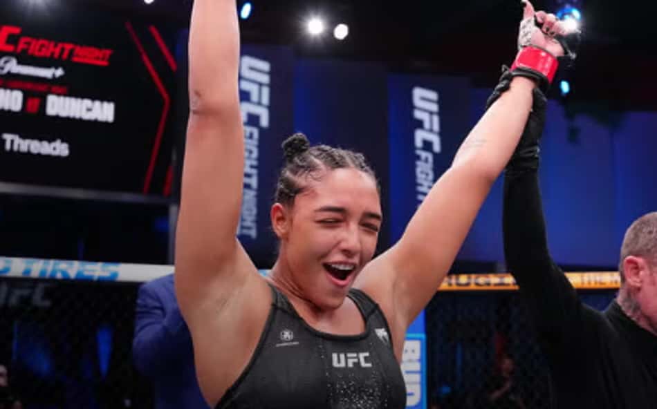 VÍDEO: brasileira de 20 anos abre buraco na testa de russa com cotovelada no UFC