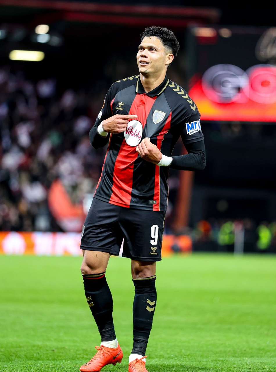 Evanilson marca e garante primeira vitória do Bournemouth em casa na Liga Europa