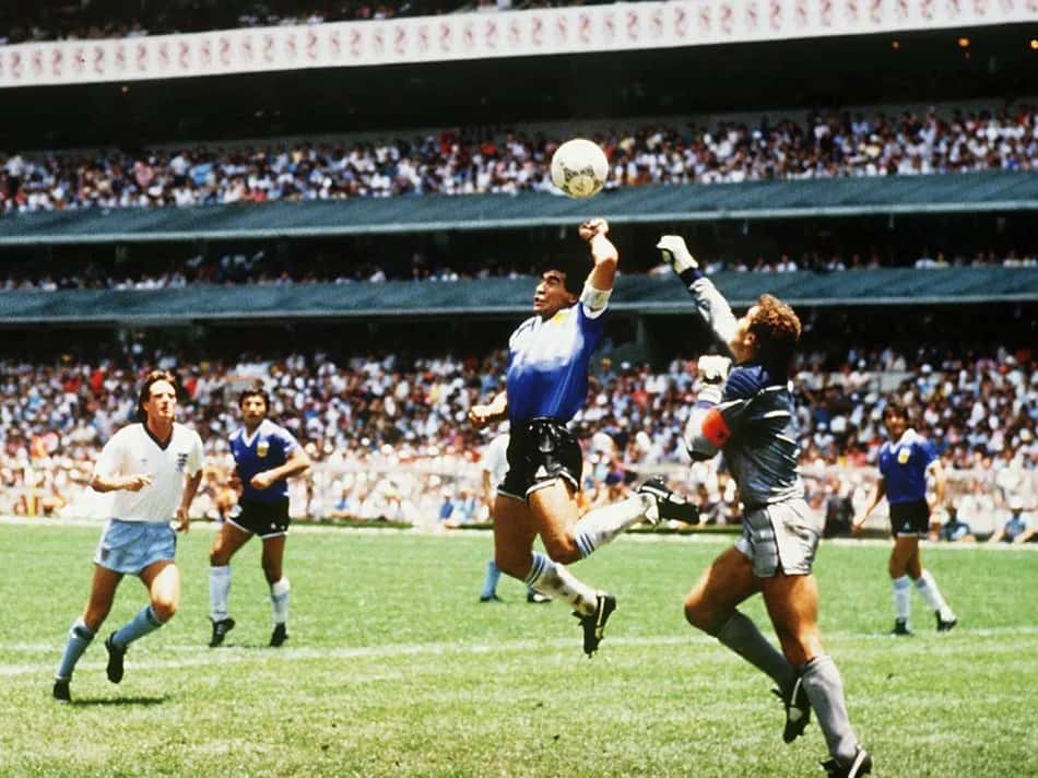 Maradona durante o gol de mão, em 1986, ano do bicampeonato da Argentina