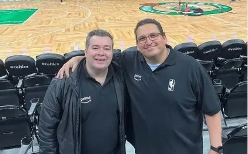 Ricardo Bulgarelli ao lado do narrador Rômulo Mendonça, no TD Garden, em Boston