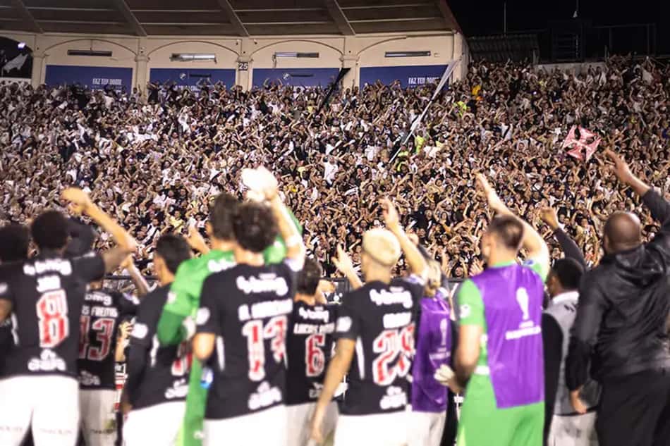 Elenco do Vasco e torcida comemorando classificação na Sul-Americana