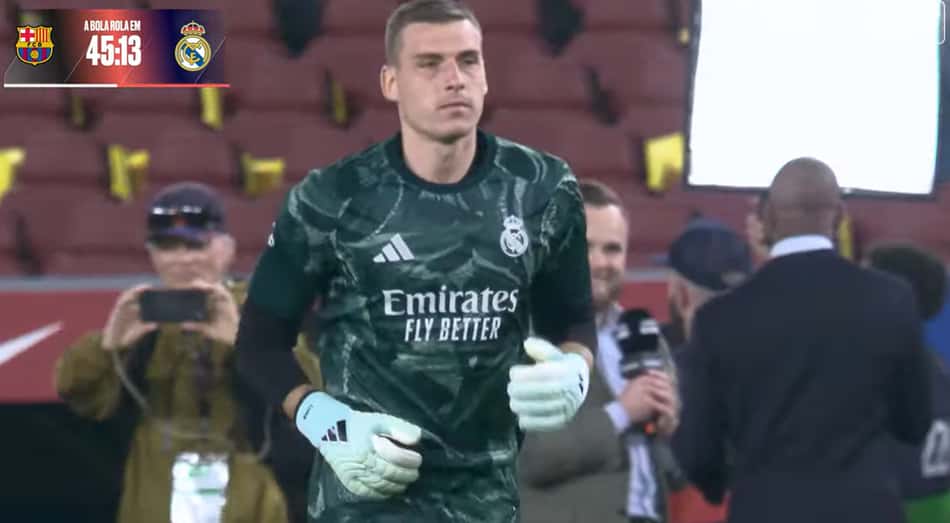 Goleiro do Real Madrid, uniforme verde camuflado, luvas, em clássico Barcelona x Real Madrid.