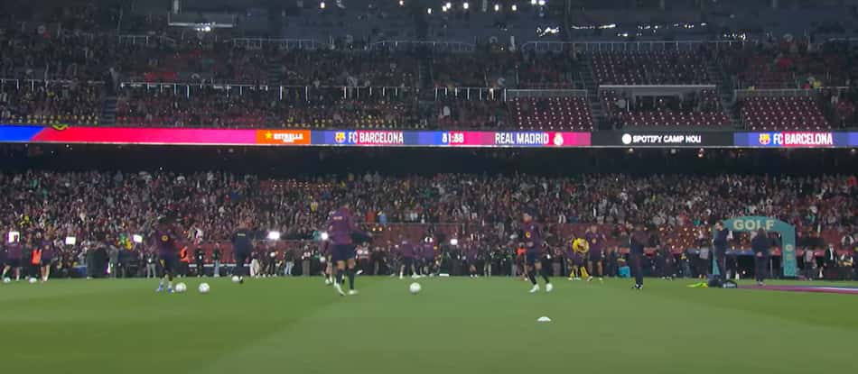 El Clássico: FC Barcelona contra Real Madrid, jogadores em campo diante de arquibancadas lotadas.