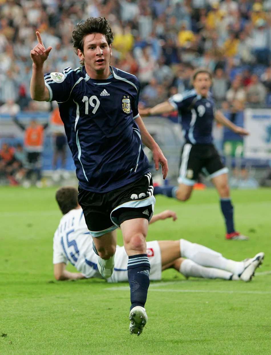 Messi comemora seu primeiro gol, sobre a Sérvia em 2006