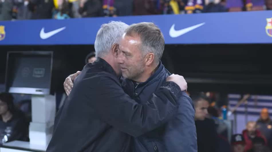 Mourinho e Flick se cumprimentam antes de a bola rolar