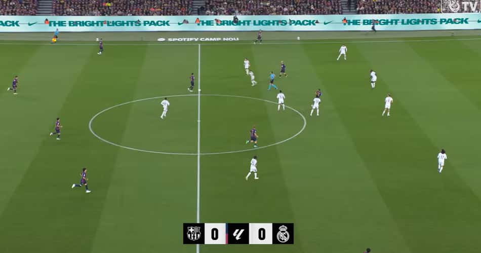 Times em campo para início do El Clásico