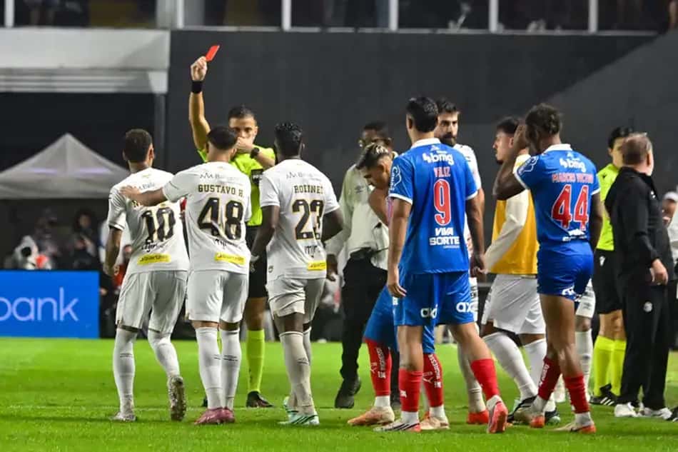 Neymar recebeu cartão vermelho do árbitro durante partida contra o Bahia