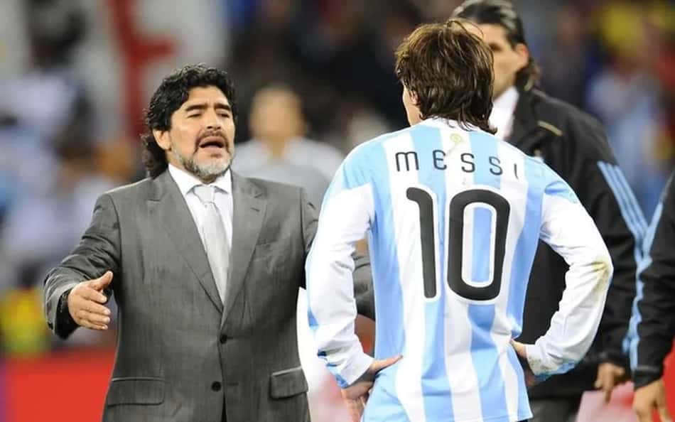 Maradona consolando Messi na Copa do Mundo 2010