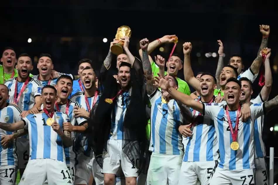 Messi levantando trófeu da Copa do Mundo em 2022