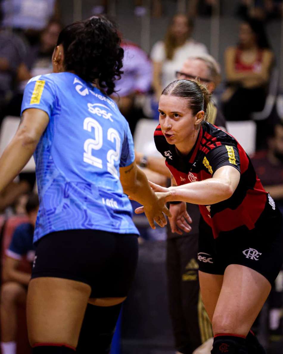 Jaque Schmitz cumprimenta Laís e, Sesc RJ Flamengo x Tijuca