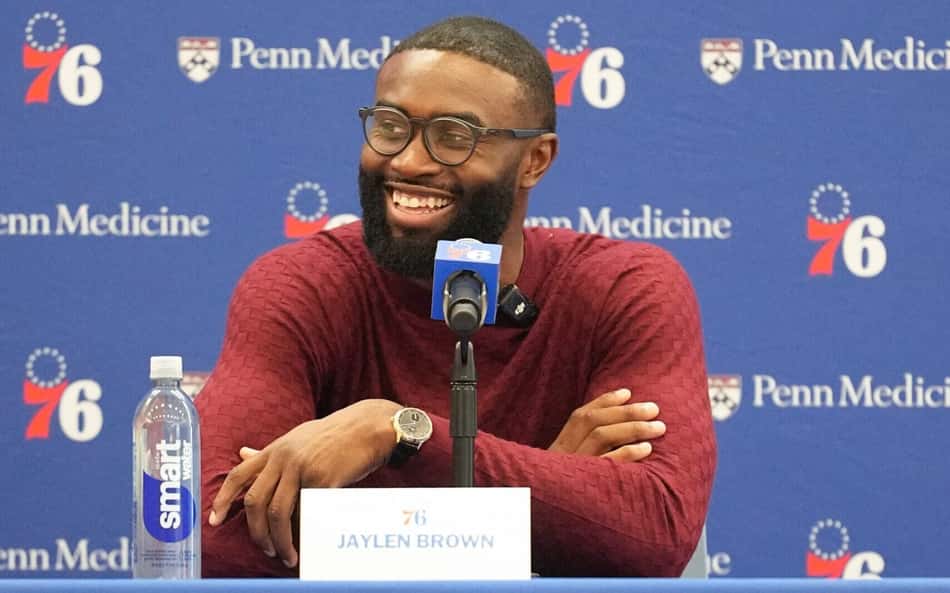 Sorridente, Jaylen Brown responde pergunta durante coletiva de imprensa de apresentação no Philadelphia 76ers