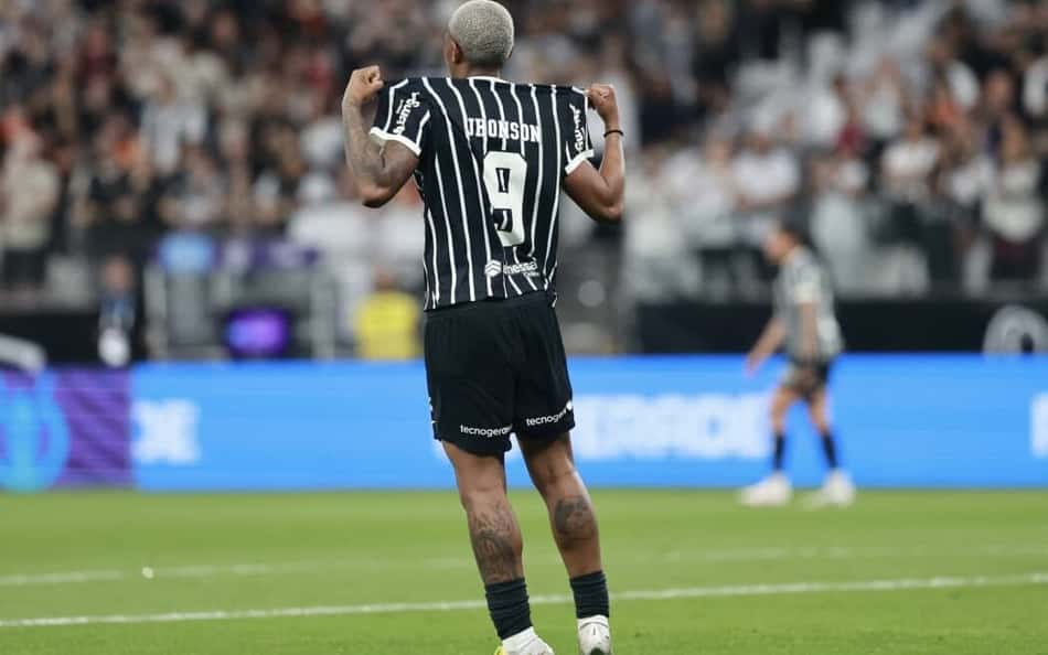 Jhonson mexe na camisa do Corinthians em campo