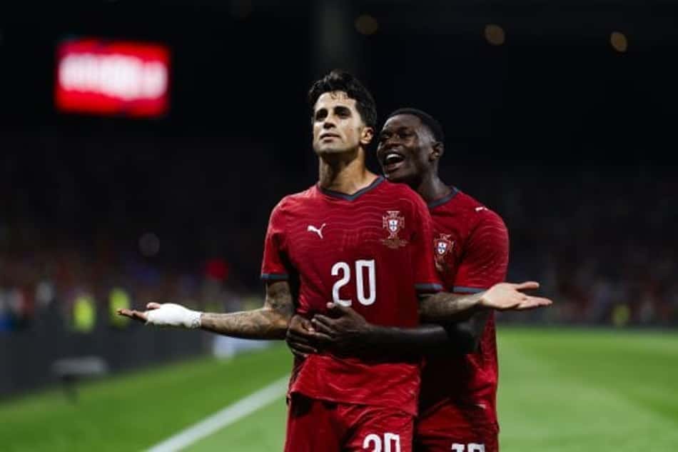 João Cancelo comemora gol por Portugal