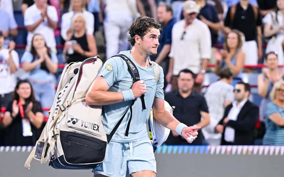 João Fonseca deixa a quadra central do Estádio IGA, segurando sua mochila nas costas com a mão direita, após eliminação no Masters 1000 de Montreal