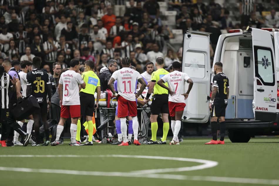 jogador do Bragantino deixa o campo de ambulância (Foto: Gilson Lobo/AGIF/Folhapress)