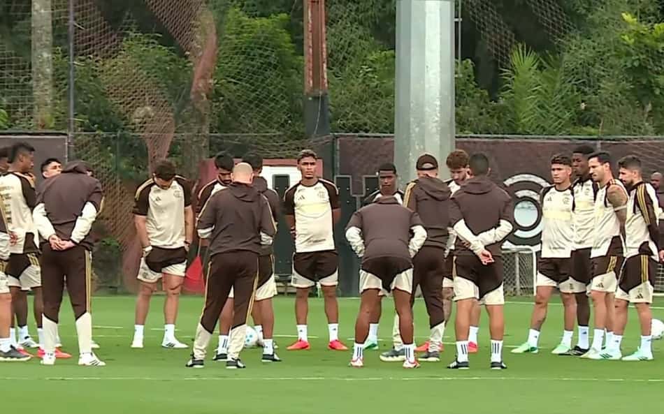 Jogadores durante treino do Flamengo