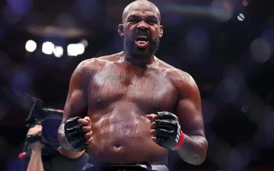 Jon Jones comemorando vitória no UFC
