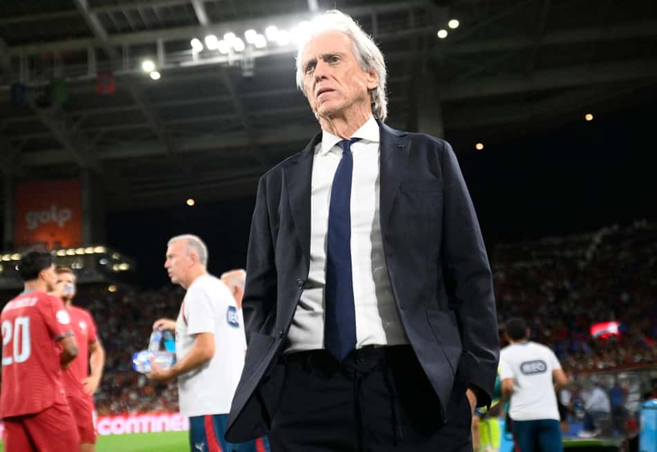 Jorge Jesus no gramado do Estádio do Dragão após a vitória de Portugal sobra Noruega pela Liga das Nações