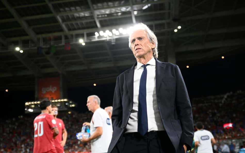 Jorge Jesus no gramado do Estádio do Dragão após a vitória de Portugal sobra Noruega pela Liga das Nações