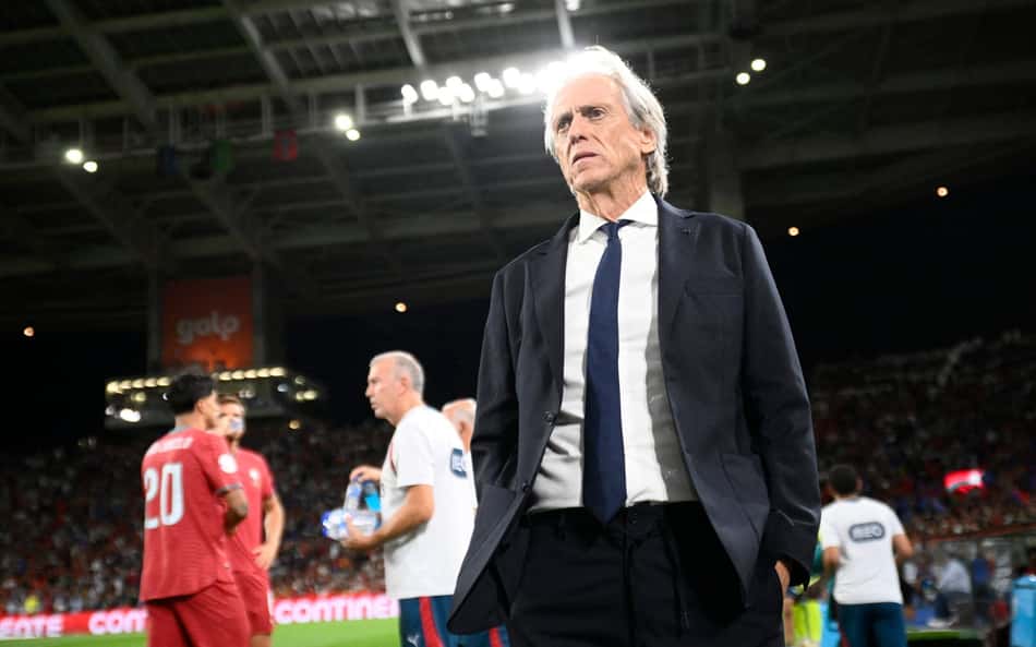 Jorge Jesus no gramado do Estádio do Dragão após a vitória de Portugal sobra Noruega pela Liga das Nações