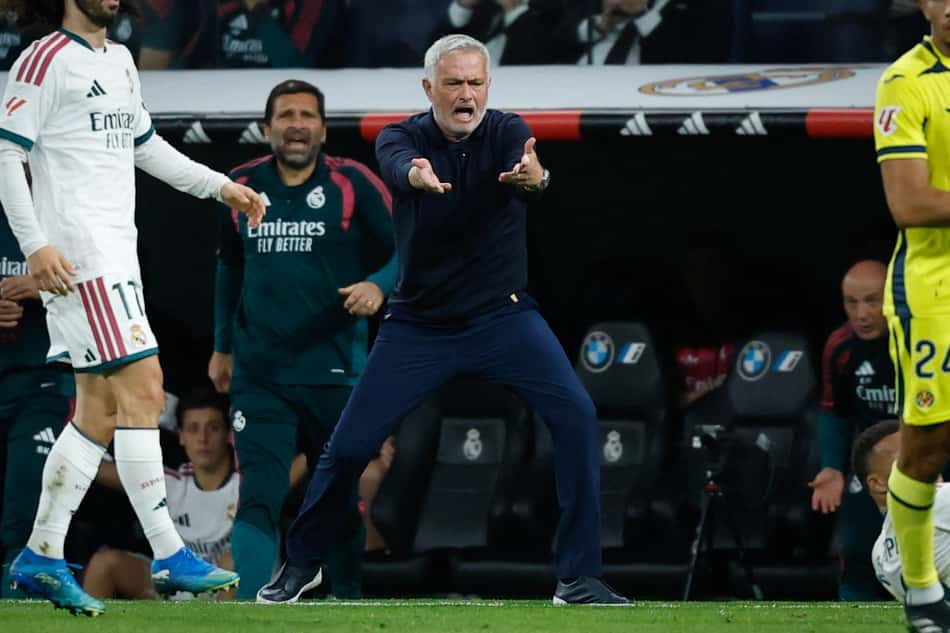 O técnico português do Real Madrid, José Mourinho, reage durante a partida do Campeonato Espanhol entre Real Madrid CF e Villarreal CF no Estádio Santiago Bernabéu, em Madri, em 10 de outubro de 2026. (Foto: Oscar Del Pozo / AFP)