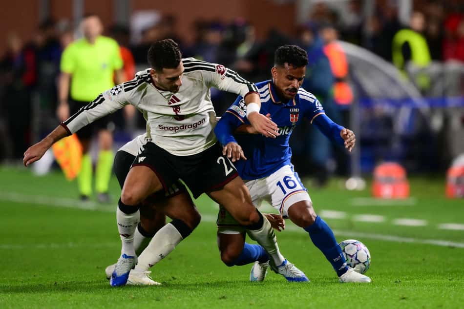 Kaiki Bruno, do Como, disputa a bola com Diogo Dalot, do Manchester United, durante partida da Champions League.