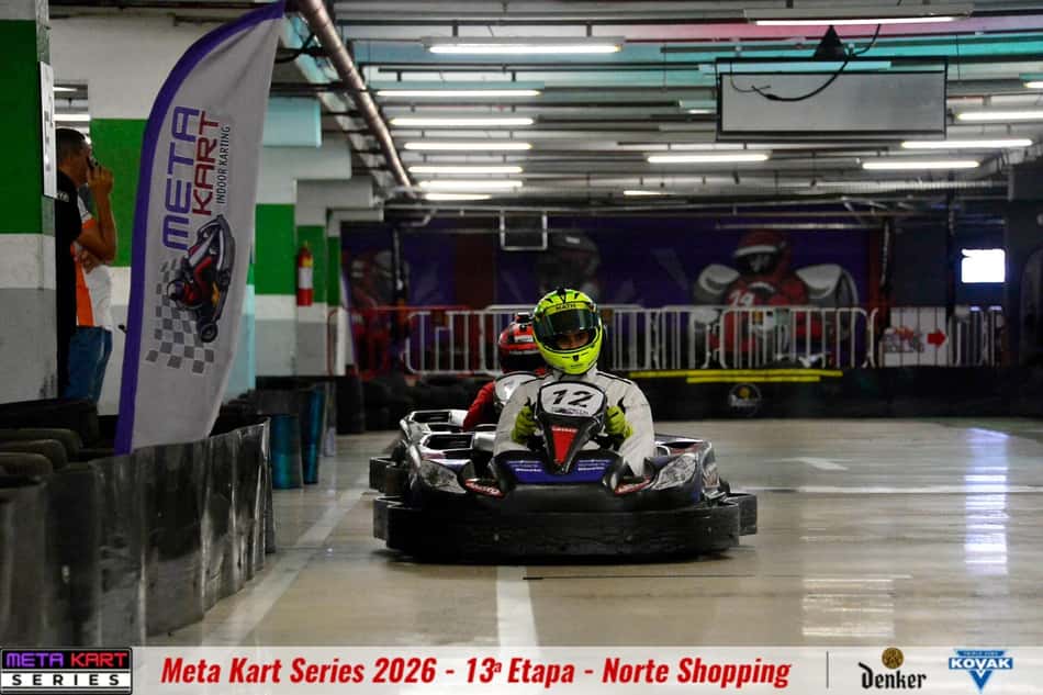 Piloto de kart #12 com capacete amarelo na pista interna, durante a Meta Kart Series 2026 - 13ª Etapa no Norte Shopping