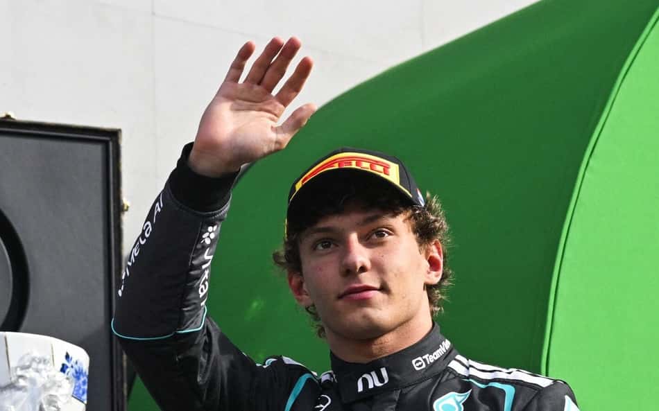 Kimi Antonelli acena no pódio do GP da Holanda de F1 2026