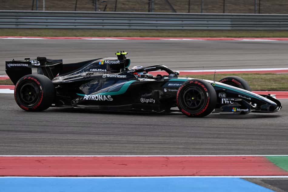 Carro de Fórmula 1 da Mercedes com livery preto e turquesa, patrocinado por Petronas e Microsoft, no GP dos EUA.