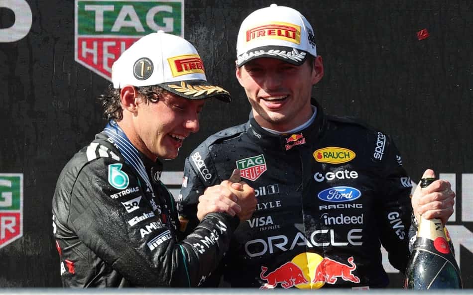 Kimi Antonelli cumprimenta Max Verstappen em pódio no GP da Espanha pela F1 2026