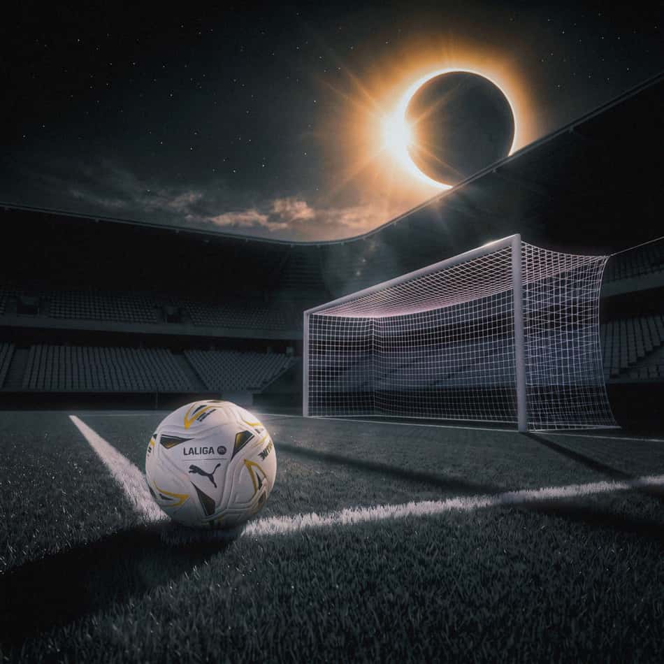 Bola do El Clasico especial feita pela Puma para Real Madrid e Barcelona