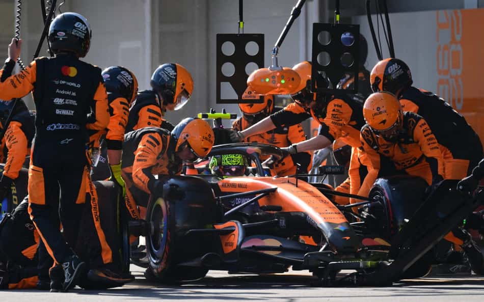Lando Norris em pit stop da McLaren durante GP do Azerbaijão na F1