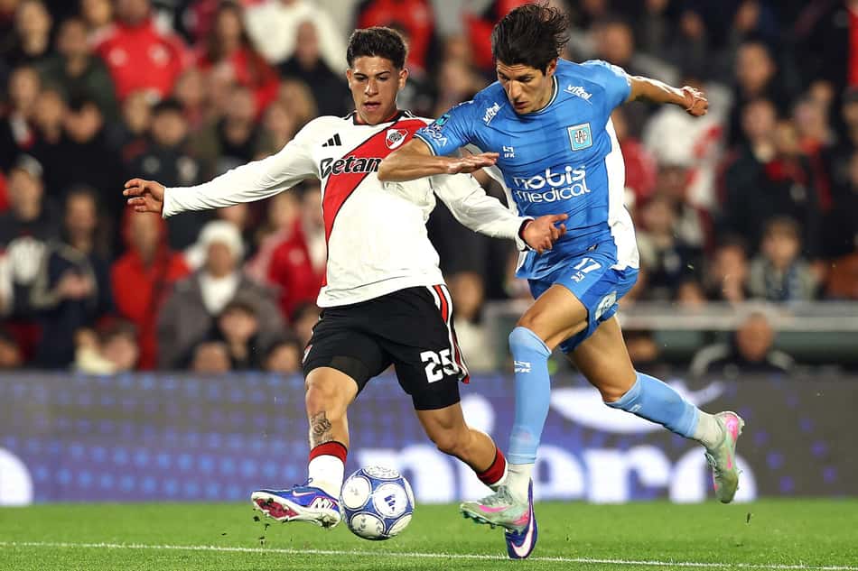 O meio-campista nº 25 do River Plate, Lautaro Pereyra, e o meio-campista nº 17, do Estudiantes de Rio Cuarto, Gabriel Alanis, lutam pela bola durante a partida de futebol do torneio Clausura da Liga Profissional Argentina 2026 entre River Plate e Estudiantes de Rio Cuarto, no estádio Mas Monumental, em Buenos Aires, em 10 de outubro de 2026. (Foto: Alejandro Pagni / AFP)