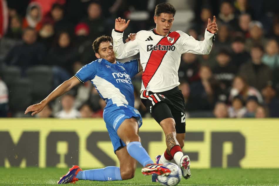 O meio-campista nº 25 do River Plate, Lautaro Pereyra, e o meio-campista nº 17, do Estudiantes de Rio Cuarto, Gabriel Alanis, lutam pela bola durante a partida de futebol do torneio Clausura da Liga Profissional Argentina 2026 entre River Plate e Estudiantes de Rio Cuarto, no estádio Mas Monumental, em Buenos Aires, em 10 de outubro de 2026. (Foto: Alejandro Pagni / AFP)