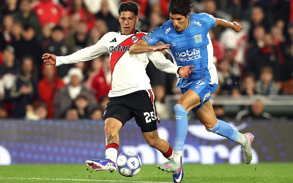 O meio-campista nº 25 do River Plate, Lautaro Pereyra, e o meio-campista nº 17, do Estudiantes de Rio Cuarto, Gabriel Alanis, lutam pela bola durante a partida de futebol do torneio Clausura da Liga Profissional Argentina 2026 entre River Plate e Estudiantes de Rio Cuarto, no estádio Mas Monumental, em Buenos Aires, em 10 de outubro de 2026. (Foto: Alejandro Pagni / AFP)