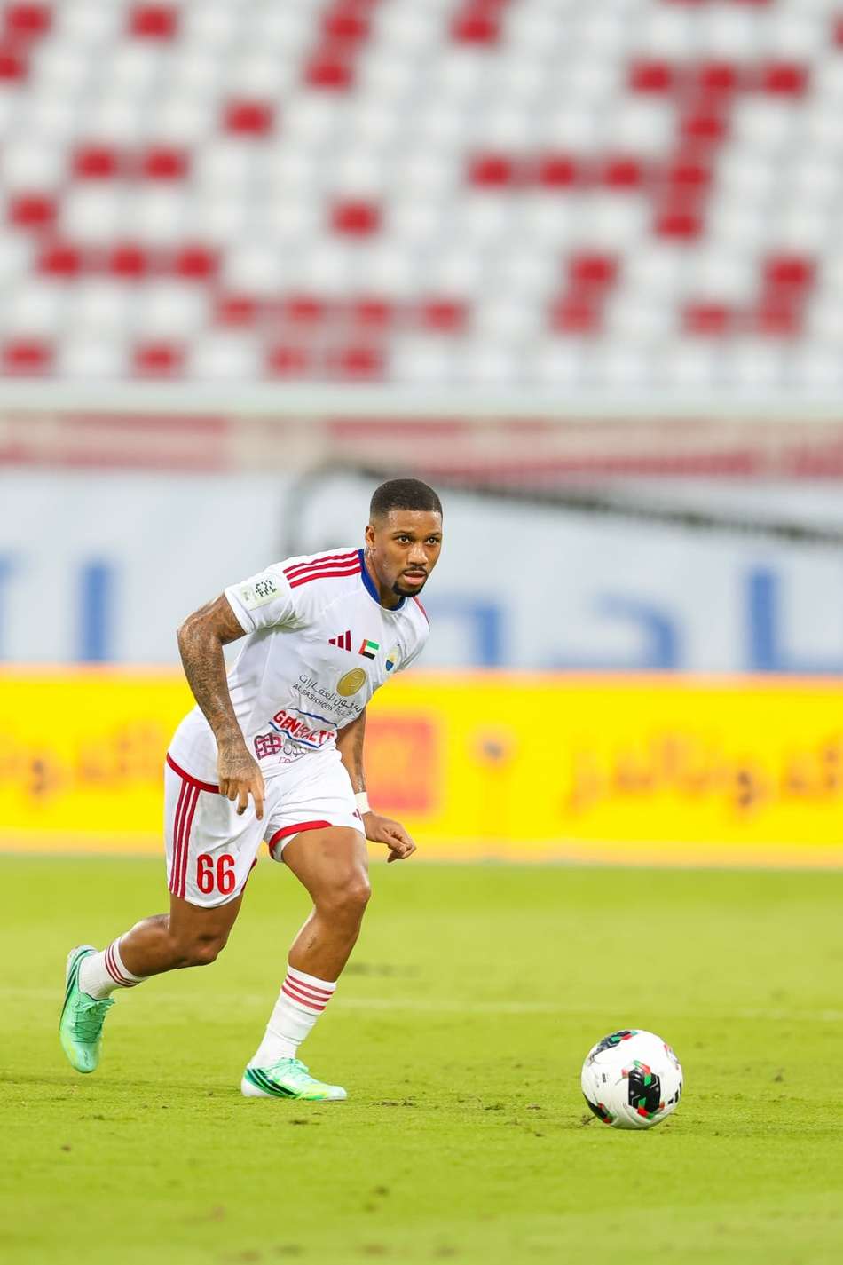 Leandrinho, jogador do Sharjah, camisa 66, em ação com a bola durante a partida.