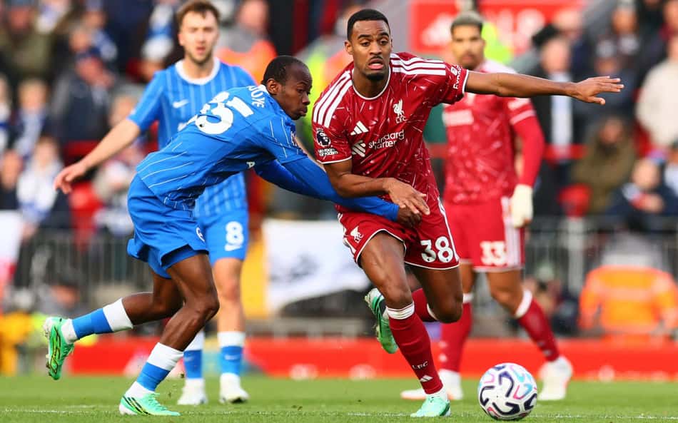 Jogadores do Liverpool (vermelho) e Brighton & Hove Albion (azul) disputam a bola em jogo da Premier League