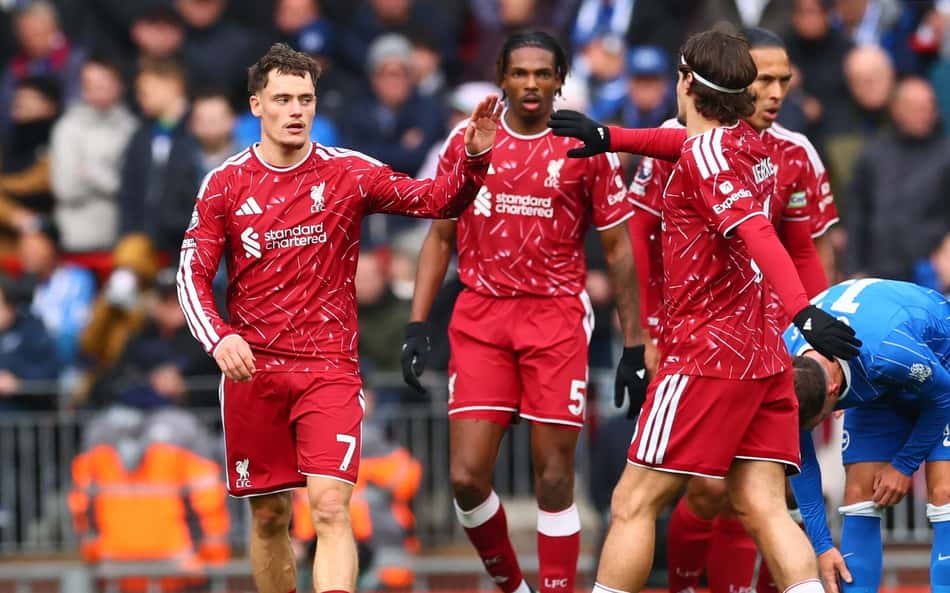 Liverpool comemora gol contra Brighton; jogadores em vermelho, goleiro do Brighton ao fundo.