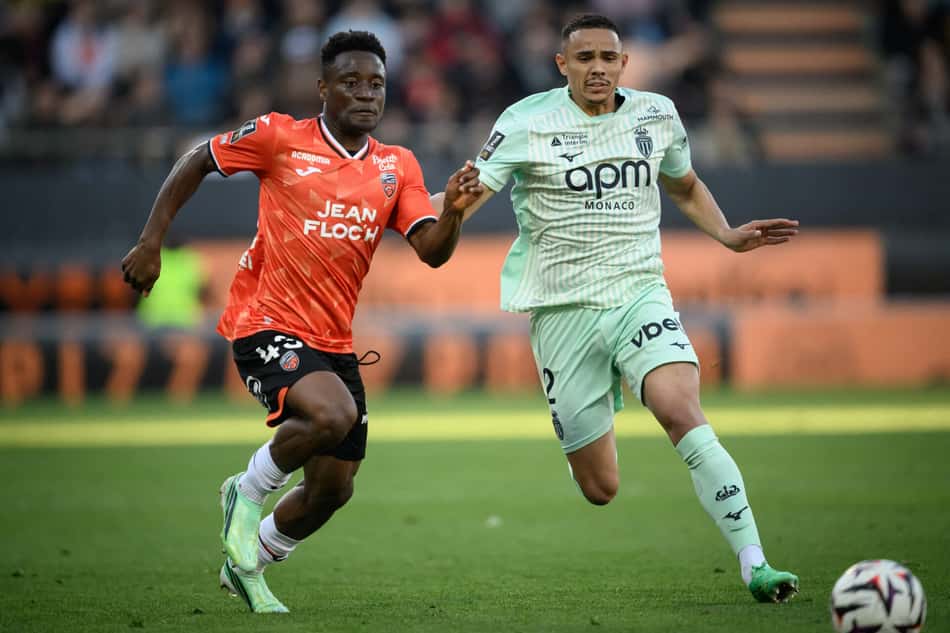 Arsene Kouassi, do Lorient, e Vanderson, do Monaco, disputam a bola durante jogo da Ligue 1