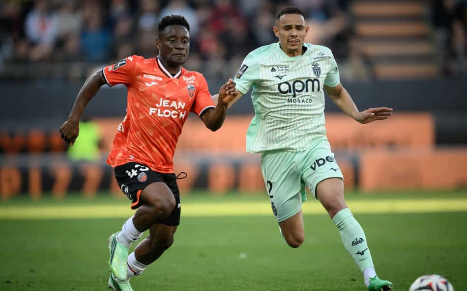 Arsene Kouassi, do Lorient, e Vanderson, do Monaco, disputam a bola durante jogo da Ligue 1