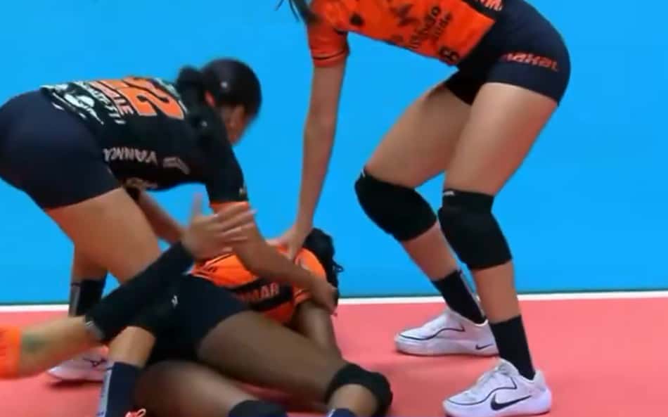 Lorrayna cai no chão após bolada de Fingall na final do Paulista de vôlei