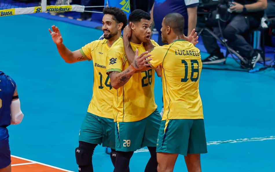 Lucarelli comemora ponto agarrando Darlan pela nuca, com as duas mãos, em Brasil x Colômbia pelo Sul-Americano de vôlei masculino