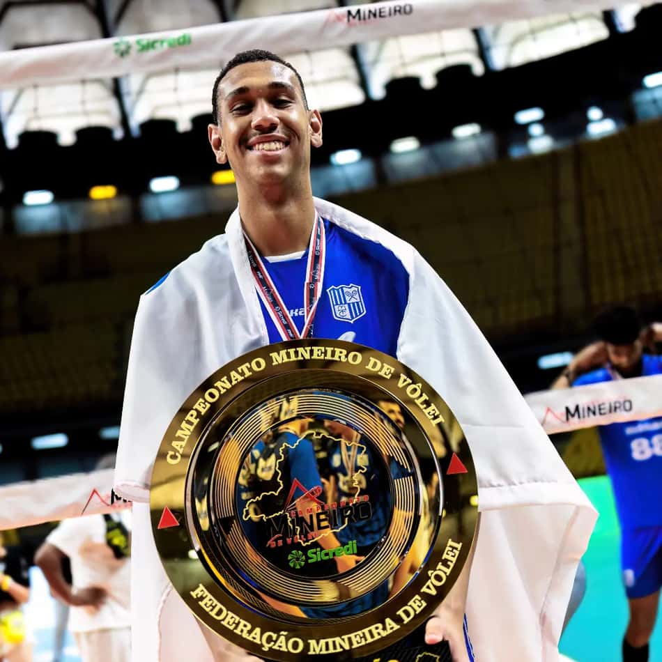 Lucas Camboim Mineiro, campeão do Campeonato Mineiro de Vôlei, com troféu circular e medalha.