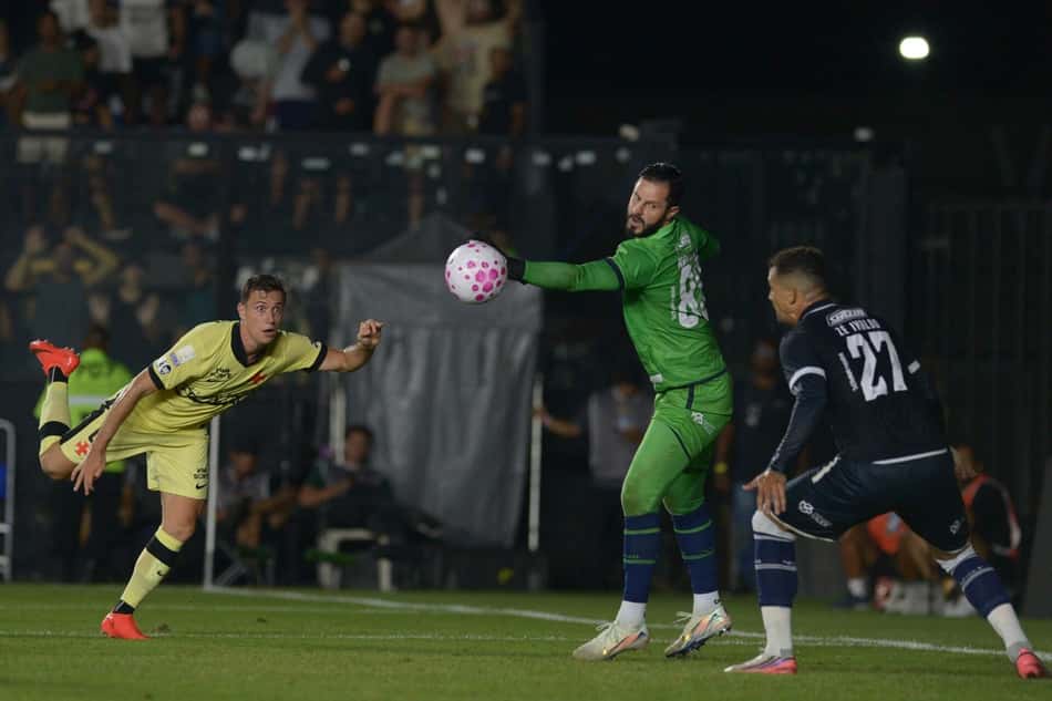 Lucas Piton finaliza em Vasco x Remo