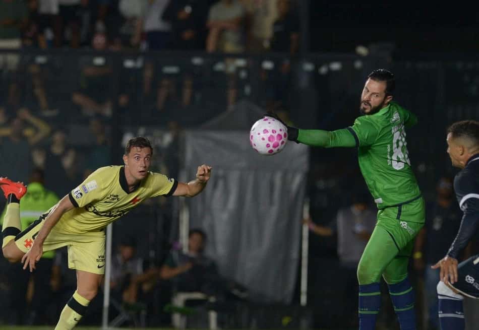 Lucas Piton finaliza em Vasco x Remo