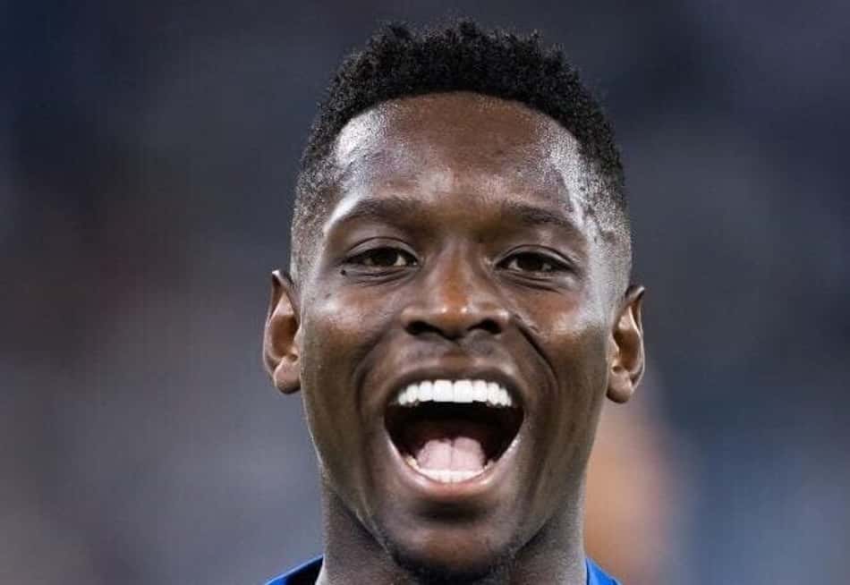 Luiz Henrique, jogador do Zenit, celebra com os braços cruzados.