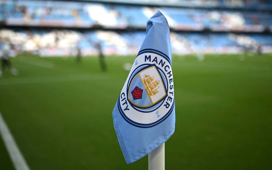 Escudo do City na bandeira de escanteio, visto antes da partida de futebol da Premier League inglesa entre Manchester City e Ipswich Town no Etihad Stadium em Manchester, noroeste da Inglaterra, em 17 de outubro de 2026. (Foto: Oli Scarff / AFP)