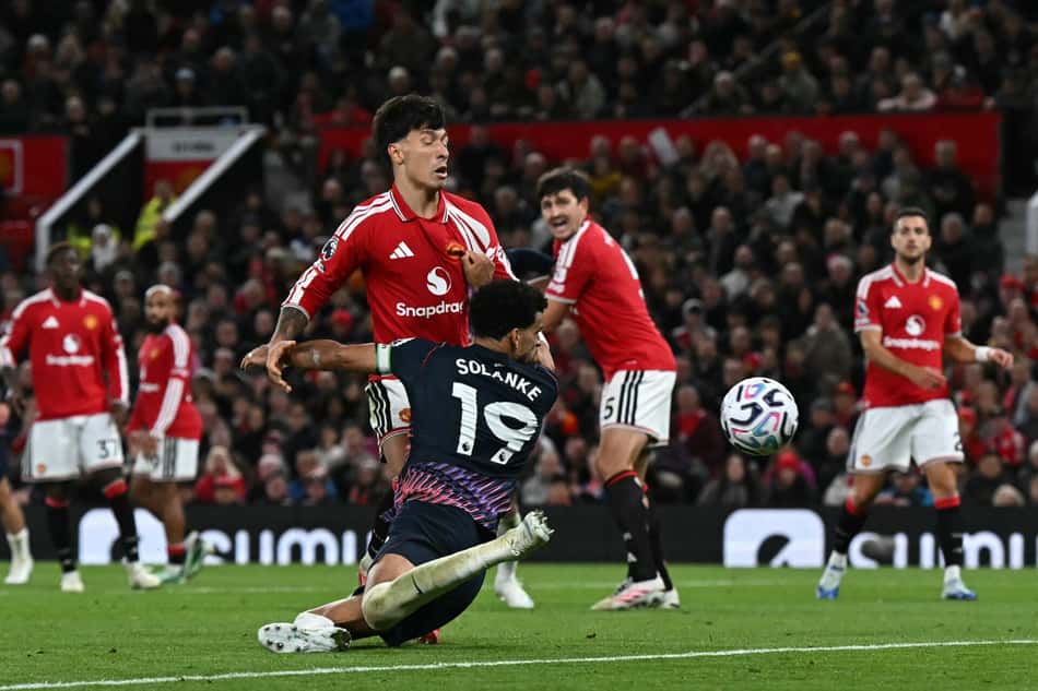 Pela Premier League, Manchester United e Tottenham empataram em 1 a 1 (Foto: Paul ELLIS / AFP)