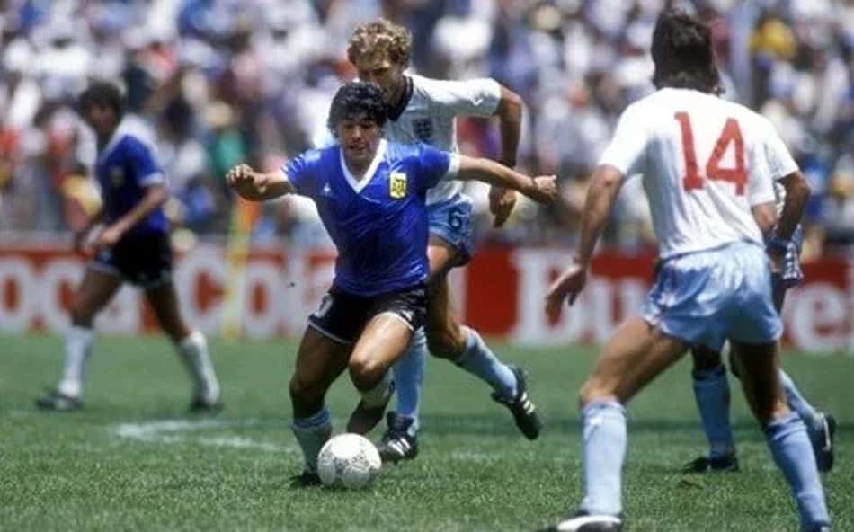 Maradona em ação contra a Inglaterra na Copa do Mundo de 1986