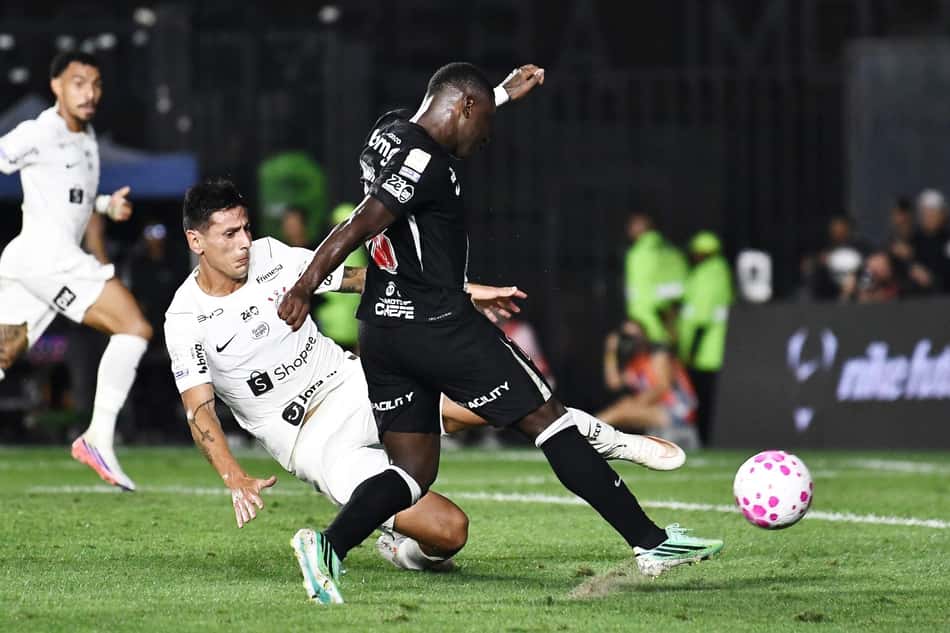 Brasileirão em São Januário: Vasco da Gama x Corinthians, carrinho próximo à bola rosa.